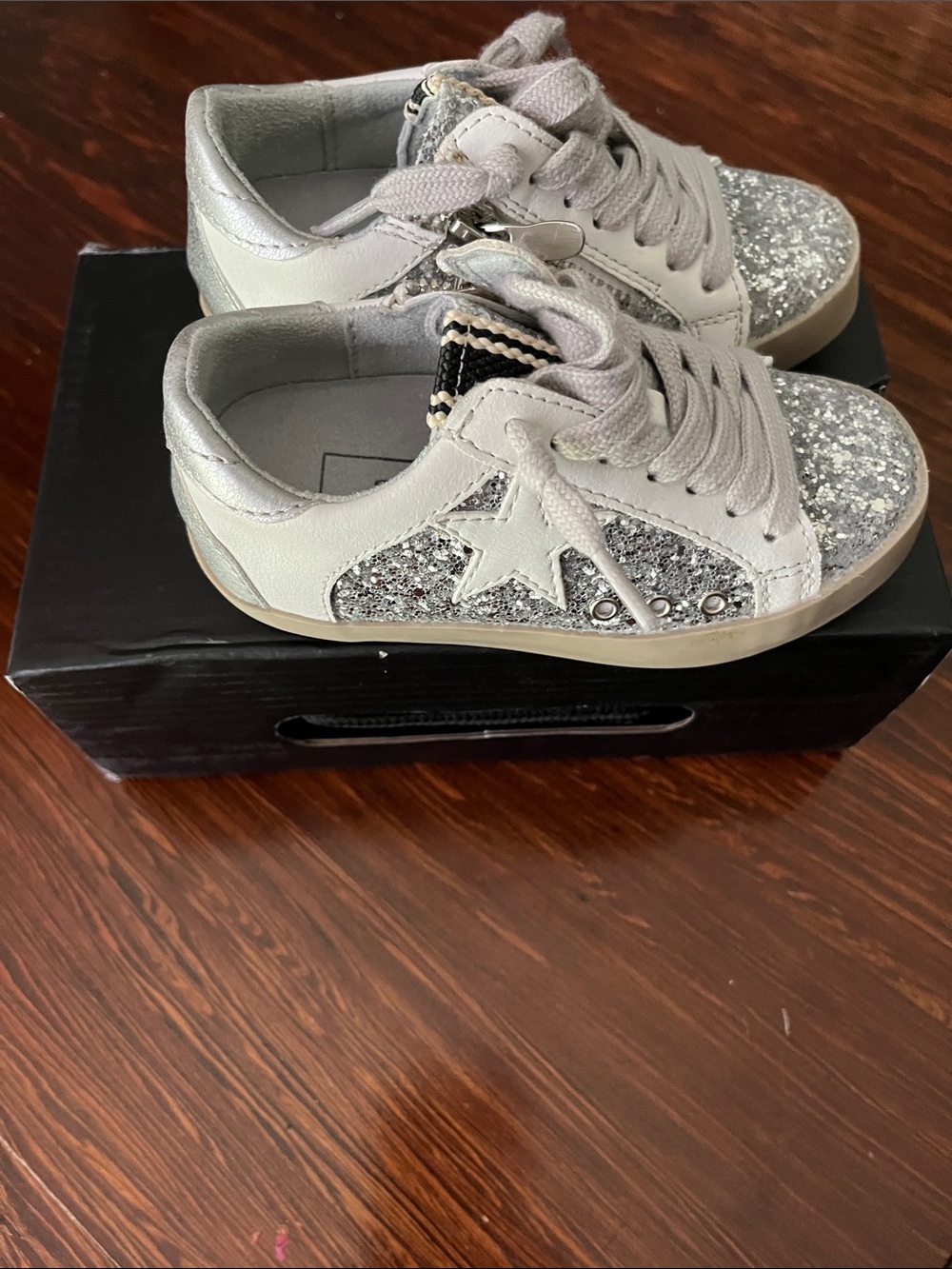 Toddler girls ' Shu Shop Silver Glitter Low-Top Sneakers! Worn once!
